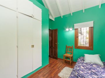 Casa en Venta en Las lomas.  Buen jardín y gran quincho con parrilla.