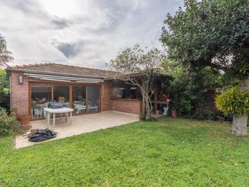 Casa en Venta en Las lomas.  Buen jardín y gran quincho con parrilla.