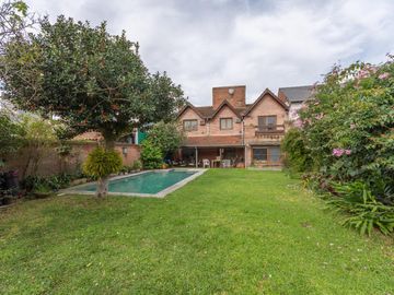 Casa en Venta en Las lomas.  Buen jardín y gran quincho con parrilla.