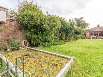 Casa en Venta en Las lomas.  Buen jardín y gran quincho con parrilla.
