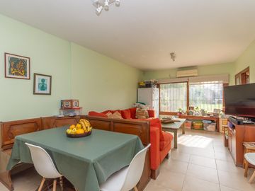 Casa en Venta en Las lomas.  Buen jardín y gran quincho con parrilla.