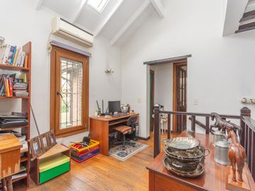 Casa en Venta en Las lomas.  Buen jardín y gran quincho con parrilla.