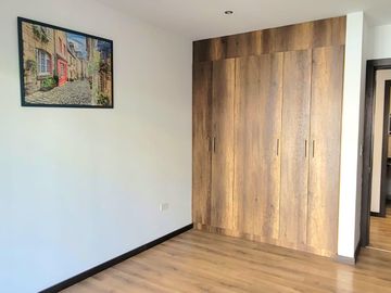 VENTA DEPARTAMENTO 2D con VISTA A CUMBAYA, Urb. Miravalle. G.Be.Aqt.