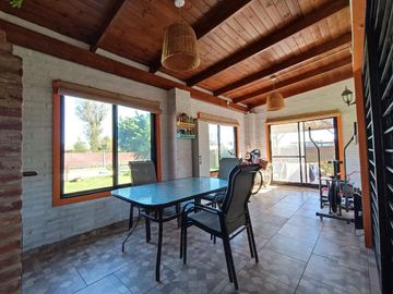 VENTA/PERMUTA- Casa 3 dormitorios con jardín y piscina - Funes Town, Funes
