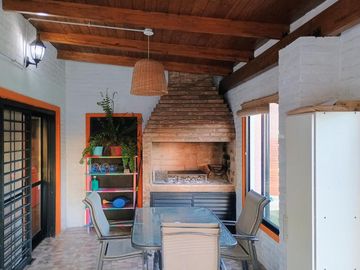 VENTA/PERMUTA- Casa 3 dormitorios con jardín y piscina - Funes Town, Funes