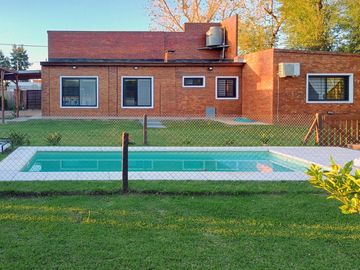 VENTA/PERMUTA- Casa 3 dormitorios con jardín y piscina - Funes Town, Funes
