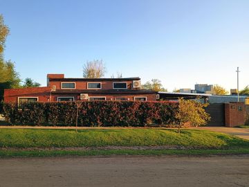 VENTA/PERMUTA- Casa 3 dormitorios con jardín y piscina - Funes Town, Funes