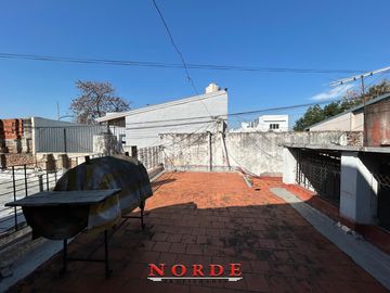 VENTA • MATADEROS • CASA EN LOTE PROPIO • 6 AMBIENTES • TERRAZA • OPORTUNIDAD