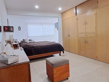 Venta de casa moderna calle cerrada con vigilancia, iluminada, varias terrazas