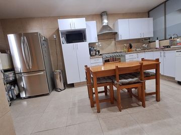 Venta de casa moderna calle cerrada con vigilancia, iluminada, varias terrazas