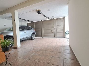 Venta de casa moderna calle cerrada con vigilancia, iluminada, varias terrazas