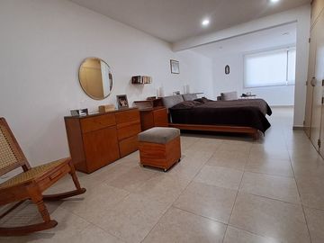 Venta de casa moderna calle cerrada con vigilancia, iluminada, varias terrazas