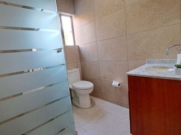 Venta de casa moderna calle cerrada con vigilancia, iluminada, varias terrazas