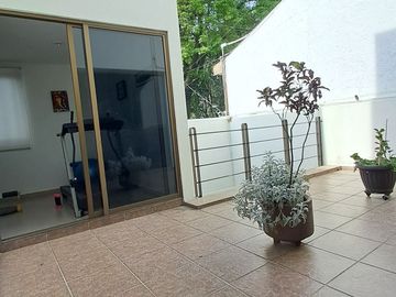 Venta de casa moderna calle cerrada con vigilancia, iluminada, varias terrazas