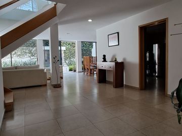 Venta de casa moderna calle cerrada con vigilancia, iluminada, varias terrazas