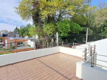 Venta de casa moderna calle cerrada con vigilancia, iluminada, varias terrazas