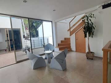 Venta de casa moderna calle cerrada con vigilancia, iluminada, varias terrazas