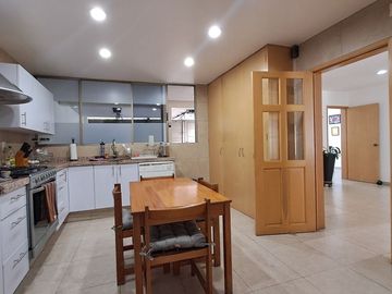 Venta de casa moderna calle cerrada con vigilancia, iluminada, varias terrazas