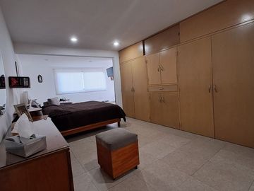 Venta de casa moderna calle cerrada con vigilancia, iluminada, varias terrazas