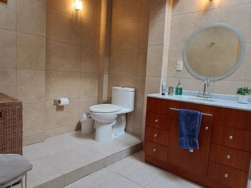 Venta de casa moderna calle cerrada con vigilancia, iluminada, varias terrazas