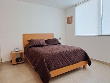Venta de casa moderna calle cerrada con vigilancia, iluminada, varias terrazas