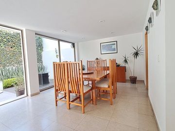 Venta de casa moderna calle cerrada con vigilancia, iluminada, varias terrazas