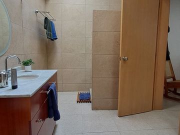 Venta de casa moderna calle cerrada con vigilancia, iluminada, varias terrazas