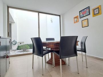 Venta de casa moderna calle cerrada con vigilancia, iluminada, varias terrazas