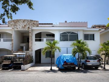 Departamento de 2 Recámaras Frente a la Marina En Venta - Puerto Aventuras