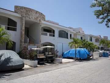 Departamento de 2 Recámaras Frente a la Marina En Venta - Puerto Aventuras