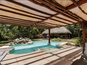 Preventa  de Lujosa Villa en  Xiknal, Lagos del Sol C4005