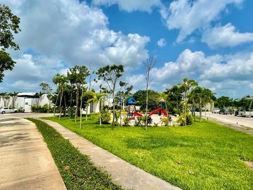 Casa en venta dentro de privada con amenidades en Cholul