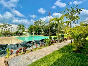 Casa en venta dentro de privada con amenidades en Cholul