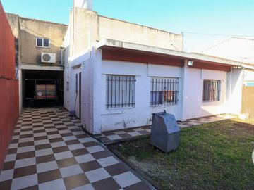 CASA 4 AMBIENTES EN VENTA EN LONGCHAMS  APTA CREDI