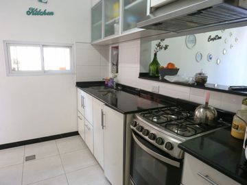 CASA 4 AMBIENTES EN VENTA EN LONGCHAMS  APTA CREDI