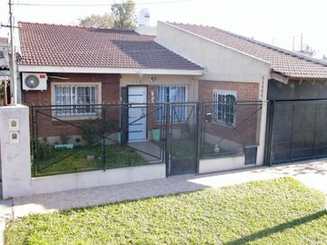 CASA 4 AMBIENTES EN VENTA EN LONGCHAMS  APTA CREDI
