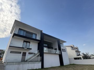 Casa en venta para remodelar en Rancho San Juan, Zona Esmeralda