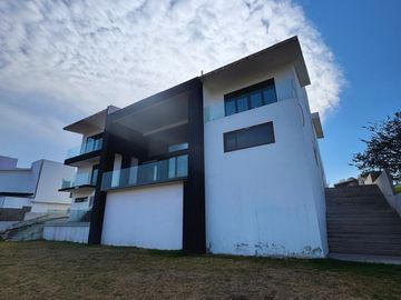 Casa en venta para remodelar en Rancho San Juan, Zona Esmeralda