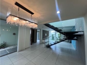 Casa en Venta, céntrica – Cerca del Río de las Avenidas. Remodelada