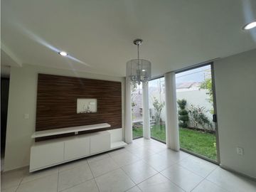 Casa en Venta, céntrica – Cerca del Río de las Avenidas. Remodelada