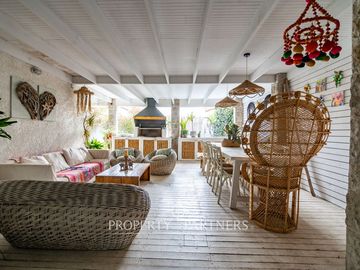 Preciosa casa de dos niveles en sector residencial del Rosario de Peñuelas