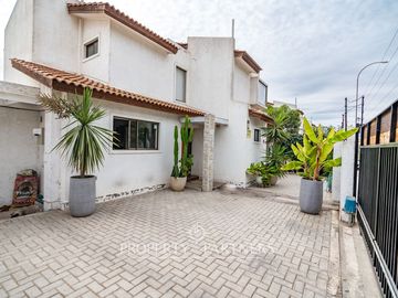 Preciosa casa de dos niveles en sector residencial del Rosario de Peñuelas