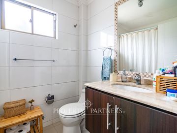 Preciosa casa de dos niveles en sector residencial del Rosario de Peñuelas
