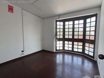 Alquilo local comercial en Av. Benavides 5471 - 5473
