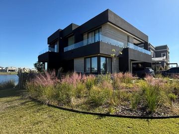 Casa en  venta al lago 4 dormitorio y escritorio