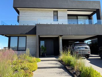 Casa en  venta al lago 4 dormitorio y escritorio