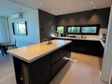 Casa en  venta al lago 4 dormitorio y escritorio