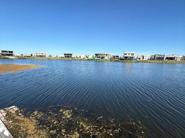 Casa en  venta al lago 4 dormitorio y escritorio