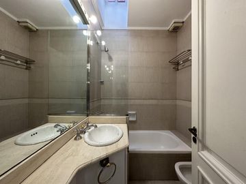 Departamento en venta con balcón terraza. Parrilla. 3 dorm. Cochera.