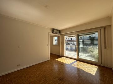 Departamento en venta con balcón terraza. Parrilla. 3 dorm. Cochera.